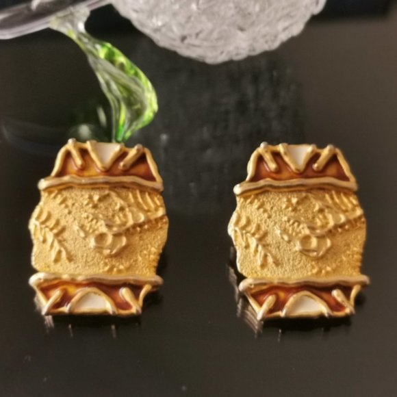 Vintage gold tone with enamel clip on earring - Picture 1 of 6